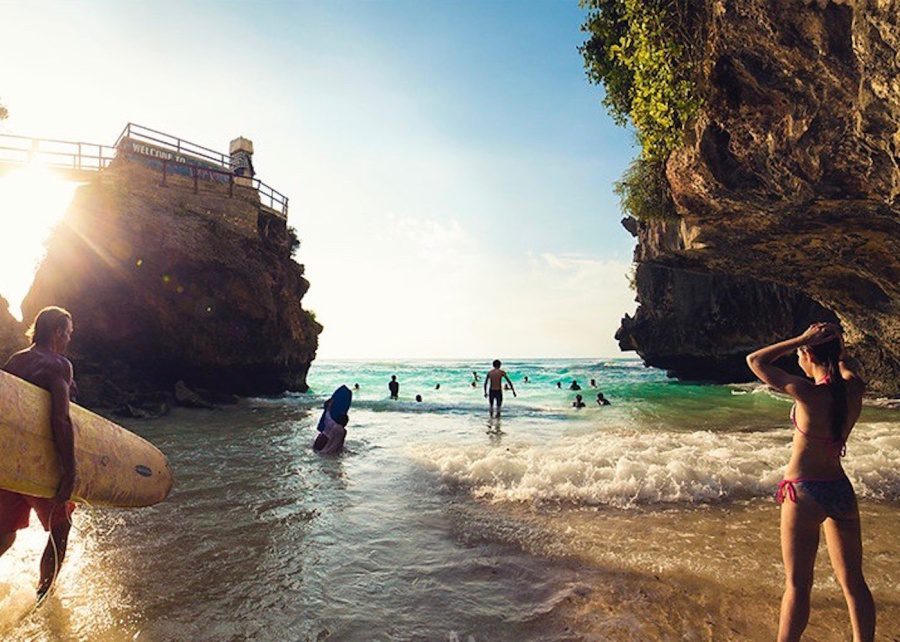 Liburan Ke Pantai: 5 Barang Yang Harus Kalian Bawa